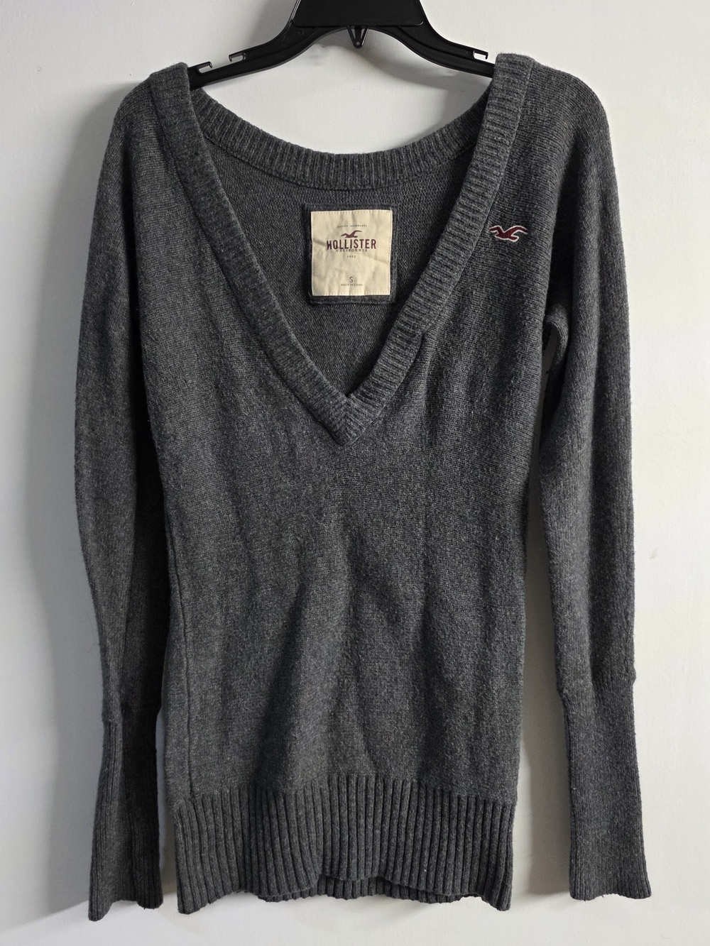 Y2K Hollister Women's Deep V-Neck Gray Sweater Size S
